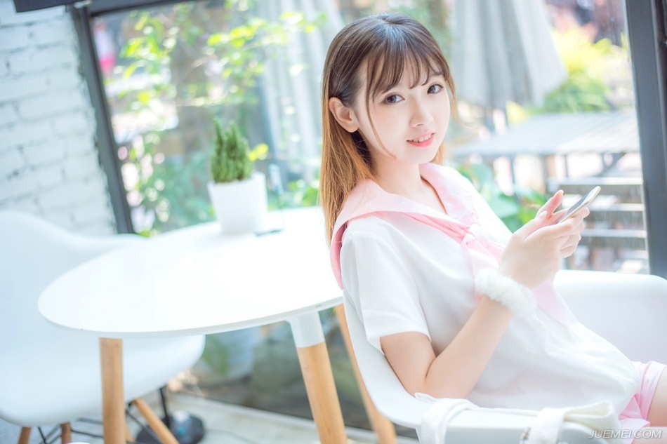 看着小乔松了口气的神色，吕布淡然道：“放心，若真是我做的，我也不屑在这种事情上撒谎，另外，记住你的身份，就算是妾，你也是我的女人，心里怎么想我不管，但你不该将这些愚蠢的表情给我表现出来，若非看在腹中孩儿的份上，单是这一点，就可以让你生不如死！莫要以为，这两年对你好了，就可以在我面前恃宠而骄！”